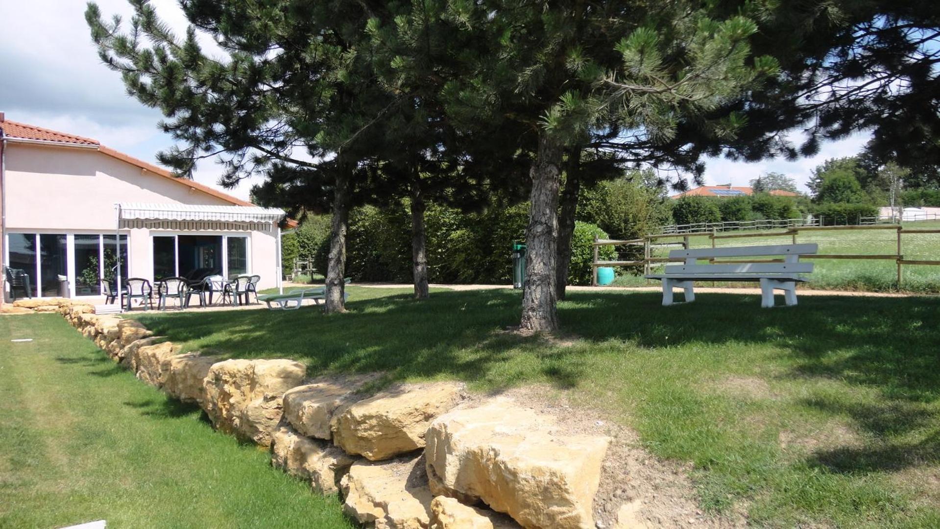 Hotel Le Chatard Sarcey Exterior foto